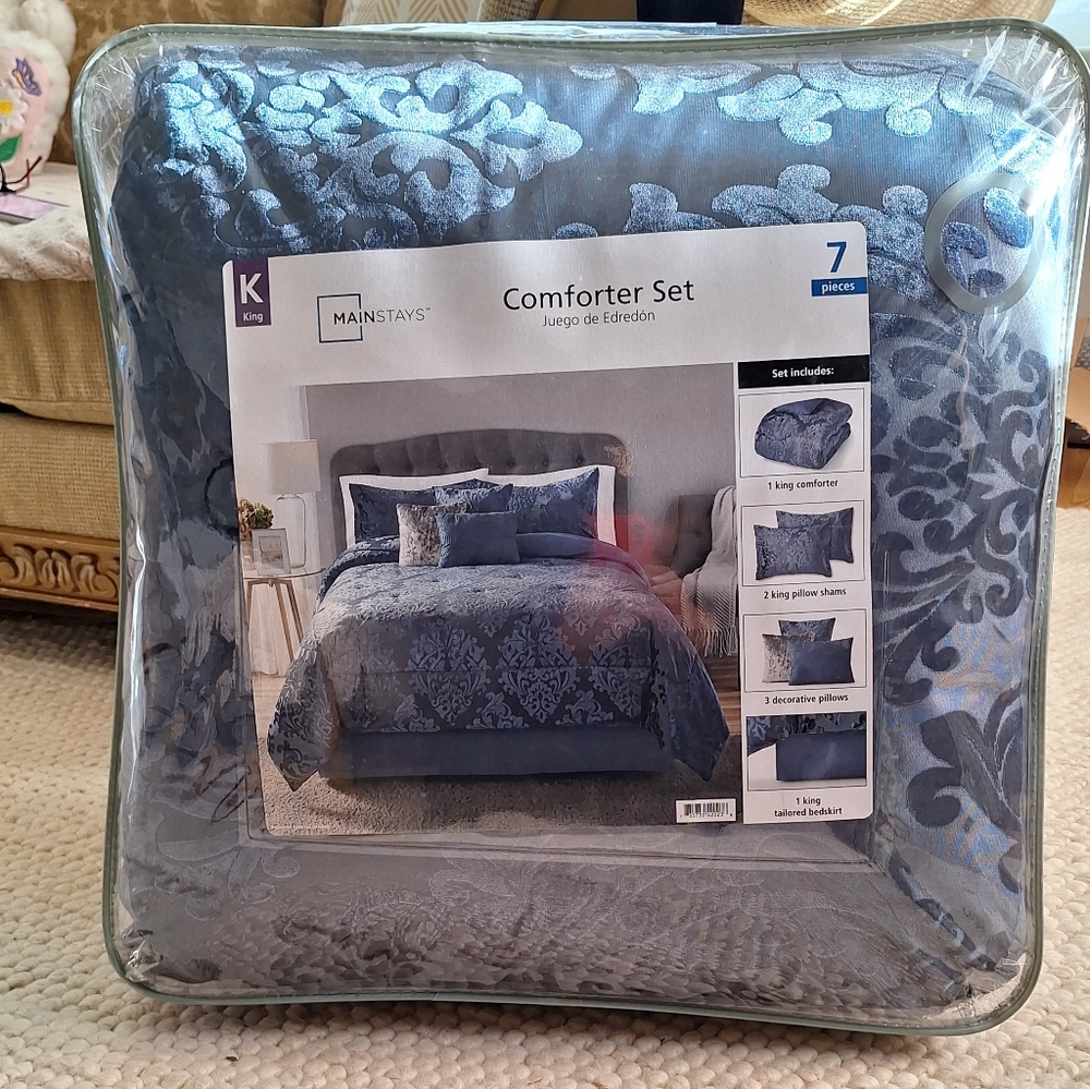 Mainstays 7 piece Conforter Set. New. Blue. King.